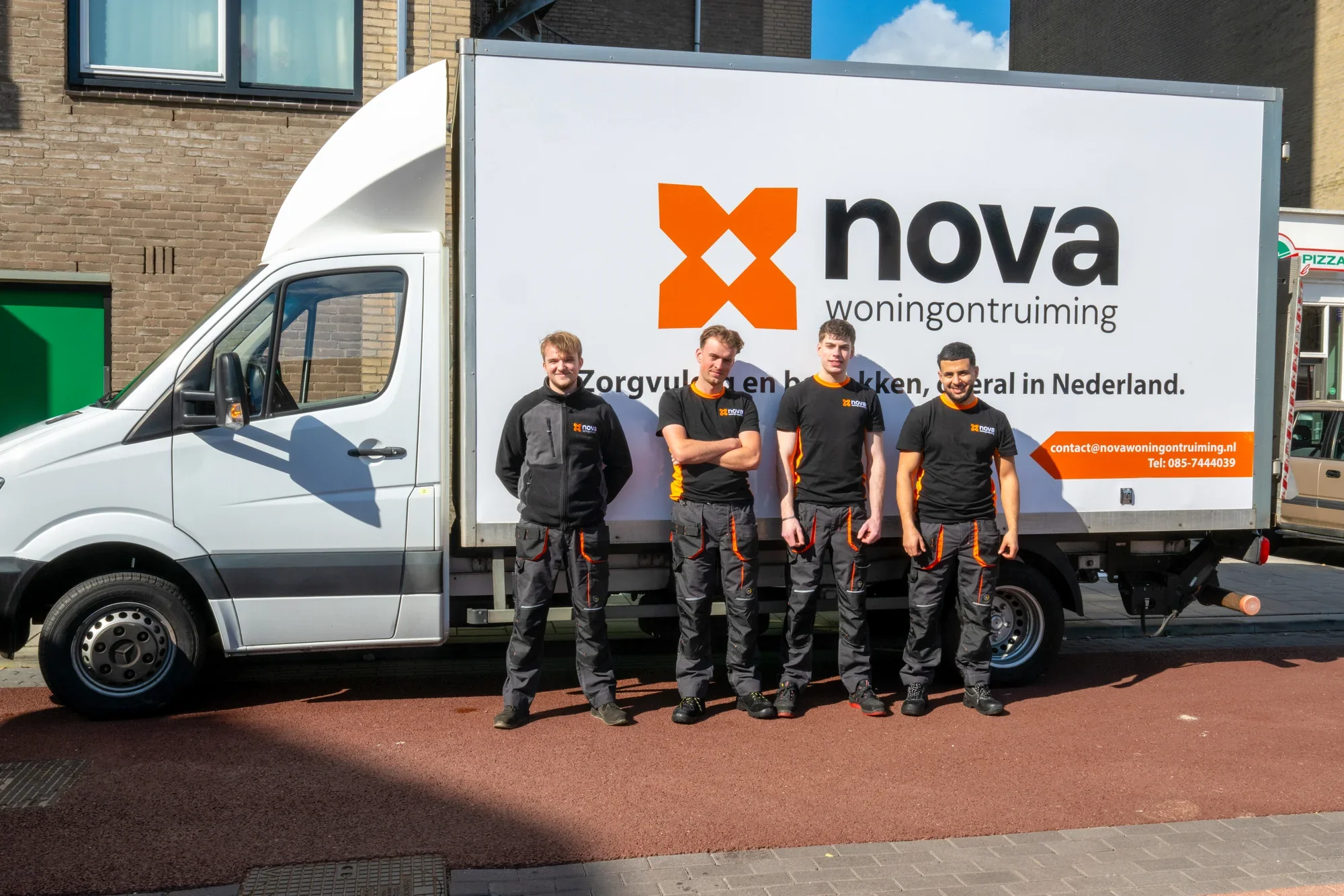 The Nova Woningontruiming team beside the box lorry in the Groene Hart