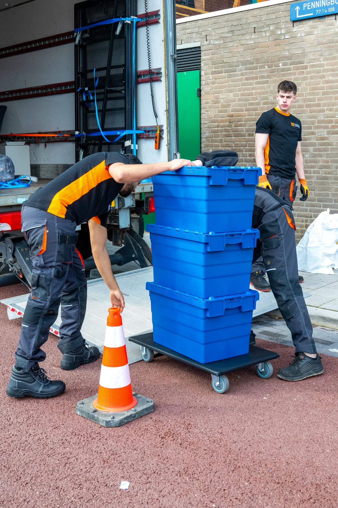 The Nova Woningontruiming team loading contents quickly during an emergency clearance