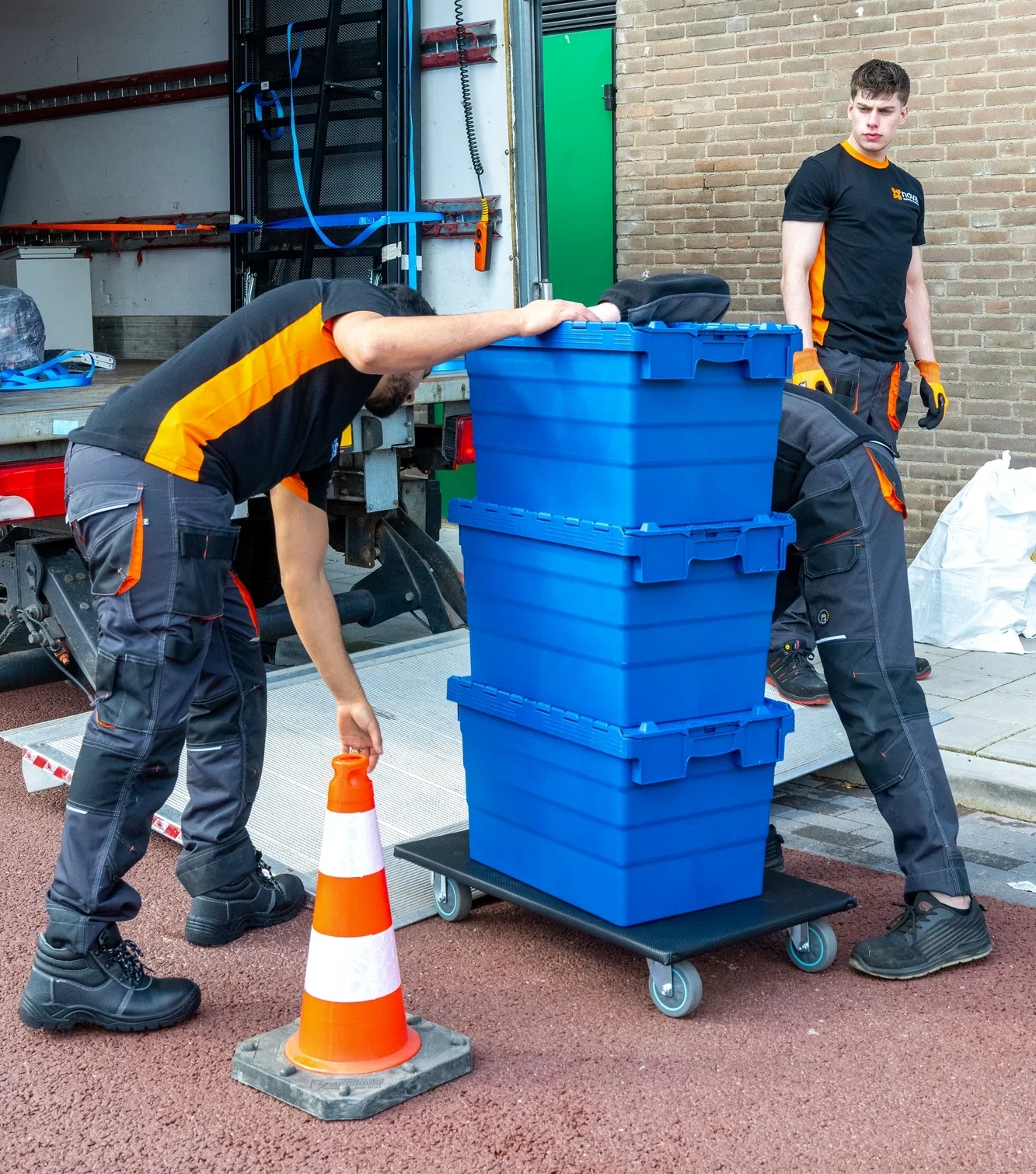 Nova Woningontruiming staff with moving boxes